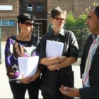 Miembros de Comisiones Obreras, ayer tarde, a las puertas de la Escuela de Música.