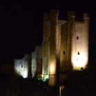 Imagen del Castillo de Valencia de Don Juan de noche. MEDINA