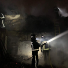 Los bomberos durante la extinción del incendio. BOMBEROS DE LEÓN