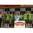 El equipo Boyaca al completo posa junto al maillot que le acredita como mejor equipo de la Vuelta.