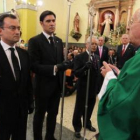 Fernando Salguero, izquierda, en la toma de posesión como abad junto a su predecesor, Alija.