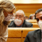 Yolanda Díaz conversa con Pedro Sánchez ayer, en el Congreso de los Diputados. MARISCAL
