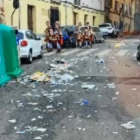 Barrenderos del servicio municipal de limpieza y recogida de basuras de León han grabado un vídeo que se ha hecho viral en las redes. DL