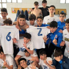 El Cadete B de la Peña celebra una de las victorias del campeonato de Liga. El equipo lo forman: Miguel González, Adrián, Ángel, Acedo, Santos, Álex, Conde, Miguel, Óscar López, Juan Marcos, Guzmán, Richi, Luis, Óscar Díaz, Marquitos, Fraguas, Simón, David, Ricardo, Jorge, Joe y Fernand. DL