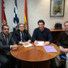 El alcalde y el concejal de Urbanismo firman el contrato con la empresa adjudicataria.