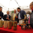 Rodríguez, Palazuelo, Guillermo García y Tomás Gallego, junto a uno de los alubieros. MARCIANO