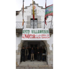 El Ayuntamiento de Villamanín, contra la línea, en el 2008.