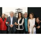 Mario Vargas Llosa posa junto a los actores de ‘La Chunga’, que se estrena hoy en el Teatro Español.