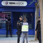 Policías delante de la sede del Huesca.