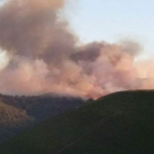 Uno de los incendios que afectó al monte de Trabadelo el pasado domingo. @BRIFTABUYO
