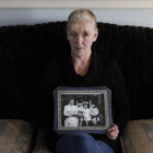 Helen McKendry, con una foto de su madre, en su casa de Klllyleagh, el 12 de enero del 2012.
