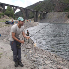 Algunos de los pescadores en el pantano de Bárcena durante la jornada de ayer.