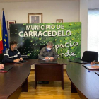 Momento de la firma en el Ayuntamiento de Carracedelo. DL