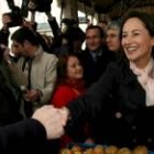 La candidata socialista al Elíseo, Ségolène Royal, saluda a un vendedor en el mercado de Auch