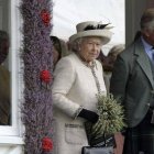 La reina Isabel II, junto al príncipe Carlos, el domingo en la ciudad escocesa de Braemar.