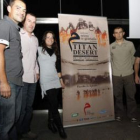 Marcos, Ramón Gutiérrez, Sara, Manuel Tajada y Carlos González, con el cartel de la Titan 2011.