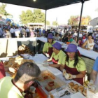El recinto ferial se animó a la hora de la venta del chorizo y el vino.