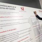 Pedro Sánchez durante la firma ayer de sus propuestas electorales. JAVIER LIZÓN