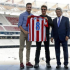 Tom Cruise, Cerezo y Ñíguez, en el nuevo estadio.