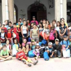 Nicanor Sen y Margarita Cordero con los jóvenes que participan en la acampada nocturna.