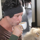 Mickey Rourke, con su mascota, en Beverly Hills.