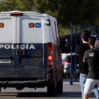 El furgón que lleva a los miembros de La Manada llega al Centro Penitenciario Sevilla 1. PEPO HERRERA