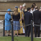 La Reina Isabel II junto a su familia en la capilla de San Jorge del Castillo de Windsor.