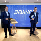 El presidente de Abanca, Juan Carlos Escotet (i), acompañado por el consejero delegado, Francisco Botas