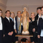 Algunas de las monjas homenajeadas junto a la talla de la Virgen Milagrosa