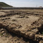 Restos de algunas de las construcciones descubiertas en Lancia y que Fomento tapará para su conservación.