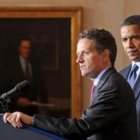 Obama escucha al secretario del Tesoro Timothy Geithner, en el anuncio de la imposición de límites s