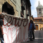 Dos activistas abren una pancarta minutos antes de que el Obispado clausurara el edificio.
