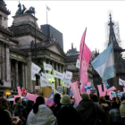 Decenas de personas en contra del aborto concentradas ante el Congreso argentino.