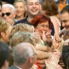 Zapatero recibe el saludo de numerosos simpatizantes a su llegada al polideportivo de Vigo