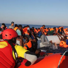 Rescate de inmigrantes en patera frente a la costa del Libia.