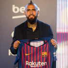 Arturo Vidal se convirtió ayer en nuevo jugador del Fútbol Club Barcelona. ENRIC FONTCUBERTA