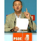 En la imagen, Jesús Caldera, portavoz del PSOE, durante una reunión