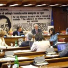 José Ángel Azuara, al fondo, ayer en el Senado durante su intervención, que resultó muy poco convinc