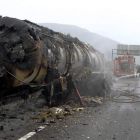 La cisterna del tráiler de leche al incendiarse produjo una densa humareda negra.