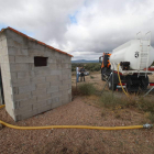 El camión cisterna de la Diputación descarga en el depósito de agua de Santa Catalina de Somoza. RAMIRO