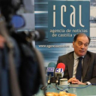 El vicepresidente y consejero de Economía y Empleo, Tomás Villanueva, durante el encuentro informati