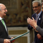 Doña Sofía aplaude al poeta leonés Antonio Colinas tras hacerle entrega del premio de poesía que lleva su nombre. RAQUEL P. VIECO