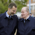 Los reyes Felipe VI y Juan Carlos asisten al Festival Aéreo Internacional.