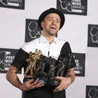Justin Timberlake posa con sus premios durante la gala.