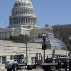 Una grúa retira un coche implicado en un incidente ante el Capitolio.