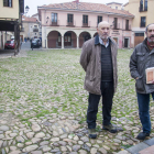Los hermanos Pelayo y José Andrés Seoane recuerdan en la plaza del Grano la restauración que llevaron a cabo en 1989 y aconsejan reproducirla ahora. F. OTERO PERANDONES