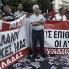Afiliados al sindicato comunista PAME se manifiestan en contra de la austeridad, en Atenas, este jueves.
