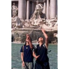 Dos turistas asiáticos arrojan monedas a la Fontana de Trevi como manda la tradición