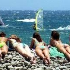 Cuatro jóvenes toman el sol en la playa de Pozo Izquierdo en Gran Canaria