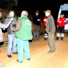 Cazadores, agentes y asistencias, anoche en Tedejo tras recoger el cuerpo sin vida para llevarlo a las dependencias forenses.